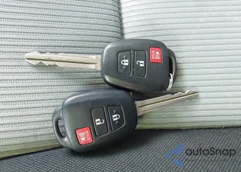 2013 Toyota Prius C Two z USA, uszkodzony, nr VIN JTDKDTB38D1537253